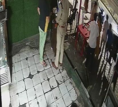 दुकान बंद कराने पहुंचे SI ने काउंटर में मारी लात, घटना CCTV में कैद