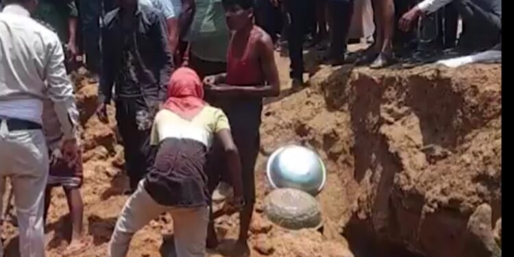 जबलपुर गोसलपुर में एक खदान के अचानक धंस जाने से मौके पर ही तीन लोगों की मौत, शवों को सिहोरा अस्पताल में पोस्टमार्टम के लिए भेजा गया, देखें VIDEO