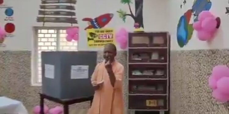 देखें VIDEO गोरखपुर में सीएम योगी ने डाला वोट, जनता को किया संबोधित।