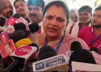 रीवा से कांग्रेस प्रत्याशी नीलम अभय मिश्रा का बड़ा आरोप, पांच ईवीएम मशीन बदली मिली 17 सी फॉर्म में जो इवीएम के नंबर थे वह मिलान नहीं कर रहे देखे VIDEO