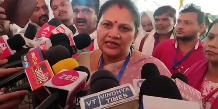 रीवा से कांग्रेस प्रत्याशी नीलम अभय मिश्रा का बड़ा आरोप, पांच ईवीएम मशीन बदली मिली 17 सी फॉर्म में जो इवीएम के नंबर थे वह मिलान नहीं कर रहे देखे VIDEO