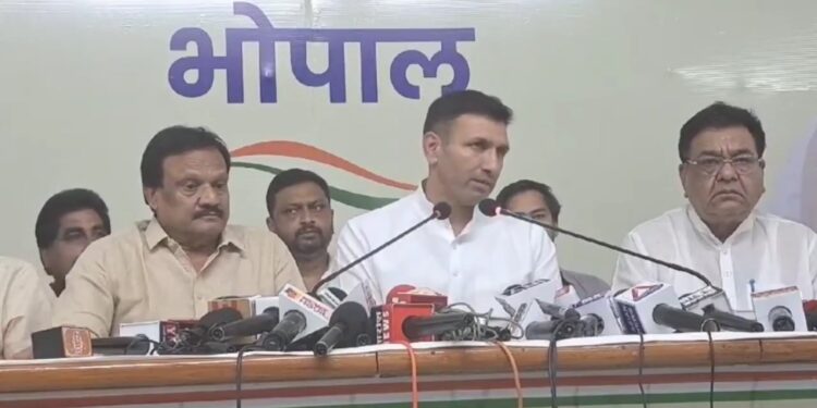 इंदौर की जागरूक जनता ने भी लोकतंत्र का अपमान करने वाली भाजपा को सबक सिखाया है! क्योंकि, ढाई लाख से ज्यादा मतदाताओं ने नोटा का बटन दबाया है जीतू पटवारी VIDEO