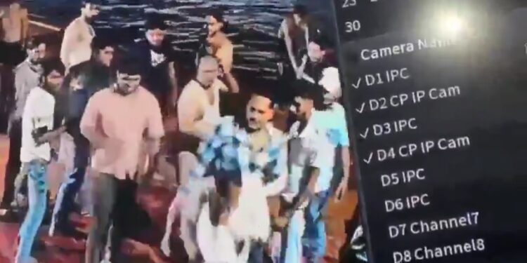 लाइव मर्डर.  आपसी रंजिश में की गई हत्या,मर्डर का CCTV हुआ वायरल. देखे