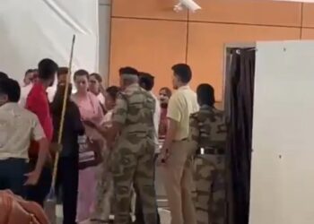 देखे VIDEO,चंडीगढ़ एयरपोर्ट पर कंगना राणावत को CISF की महिला सुरक्षा कर्मी ने थप्पड़ मार दिया