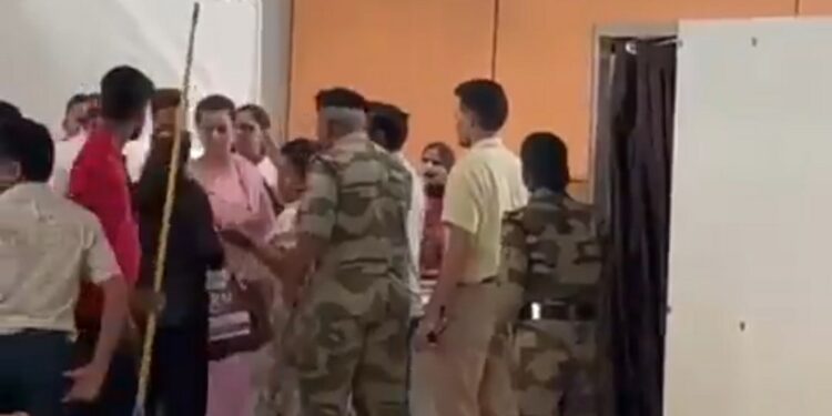 देखे VIDEO,चंडीगढ़ एयरपोर्ट पर कंगना राणावत को CISF की महिला सुरक्षा कर्मी ने थप्पड़ मार दिया