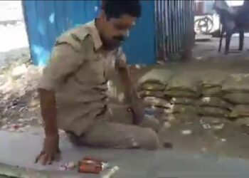 थोड़ी सी जो पी ली है चोरी तो नहीं की है…वायरल वीडियो वर्दीधारी का जिससे पूछा गया की वर्दी में क्यों पी- तो बोला तेरे बाप की थोड़े पी