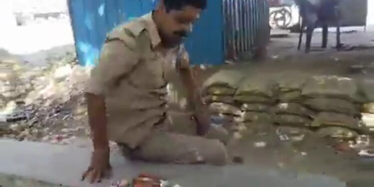 थोड़ी सी जो पी ली है चोरी तो नहीं की है…वायरल वीडियो वर्दीधारी का जिससे पूछा गया की वर्दी में क्यों पी- तो बोला तेरे बाप की थोड़े पी