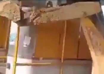 टोल मांगा तो जेसीबी ड्राइवर ने तोड़ दिए बूथ, 35 किलोमीटर भागने के बाद पुलिस ने पकड़ा, देखें वायरल हो रहे ये हैरतअंगेज VIDEO