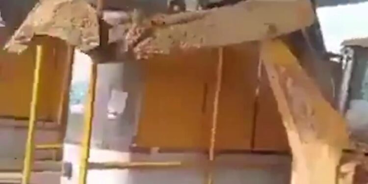 टोल मांगा तो जेसीबी ड्राइवर ने तोड़ दिए बूथ, 35 किलोमीटर भागने के बाद पुलिस ने पकड़ा, देखें वायरल हो रहे ये हैरतअंगेज VIDEO