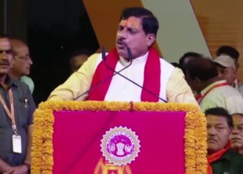 VIDEO हमने तय किया है कि अगर कोई आयुष्मान कार्ड धारक मरीज उज्जैन या कहीं और भर्ती है, यदि उसकी हालत खराब है और उसे इंदौर या दिल्ली-मुंबई ले जाना है, तो हेलीकॉप्टर से निःशुल्क पहुंचाएंगे : CM