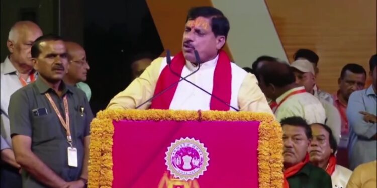 VIDEO हमने तय किया है कि अगर कोई आयुष्मान कार्ड धारक मरीज उज्जैन या कहीं और भर्ती है, यदि उसकी हालत खराब है और उसे इंदौर या दिल्ली-मुंबई ले जाना है, तो हेलीकॉप्टर से निःशुल्क पहुंचाएंगे : CM