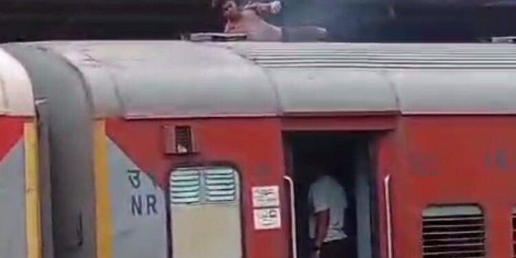 नर्मदापुरम रेलवे स्टेशन पर मचा हड़कंप,ट्रेन की छत पर ओएचई लाइन से युवक झुलसा,वीडियो वायरल….वीडियो