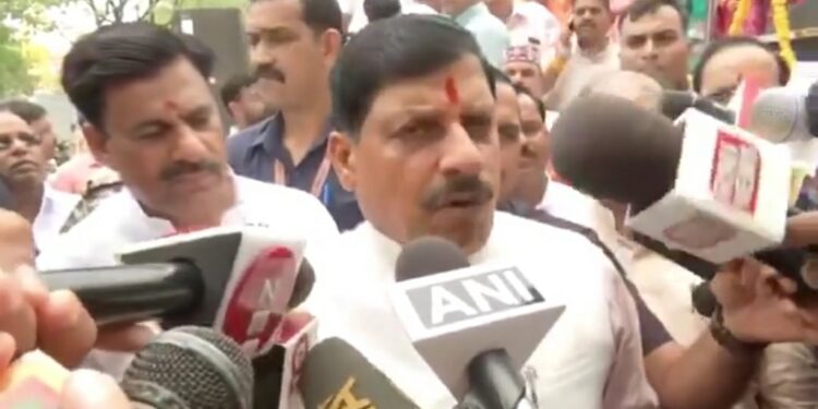 VIDEO मध्यप्रदेश सरकार लॉ एंड ऑर्डर को लेकर बहुत गंभीर है… सभी जिलों को स्पष्ट निर्देश हैं कि जो भी गोवध अधिनियम के अंतर्गत अपराध करेगा, उसके खिलाफ कड़ी कार्रवाई होना चाहिए। कार्रवाई की मॉनिटरिंग प्रदेश लेवल पर की जा रही है। सिवनी की घटना में भी कठोर कार्रवाई की गई है। प्रदेश में किसी तरह की कोई कोताही बर्दाश्त नहीं की जाएगी : CM
