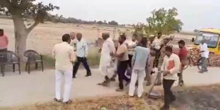वायरल VIDEO_ SDM साहब ने थप्पड़ मारने का संकेत किया…किसान ने दो थप्पड़ जड़ दिये