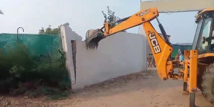 अवैध पोल्ट्री फार्म पर चला प्रशासन का बुलडोजर देखे। VIDEO