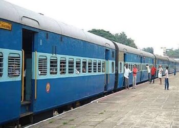 ट्रेनों में यात्रियों की अ‍तिरिक्‍त भीड़ को ध्‍यान में रखते हुए 32 स्‍पेशल ट्रेनों के फेरे पुन: विस्‍तारित करने का निर्णय देखे लिस्ट