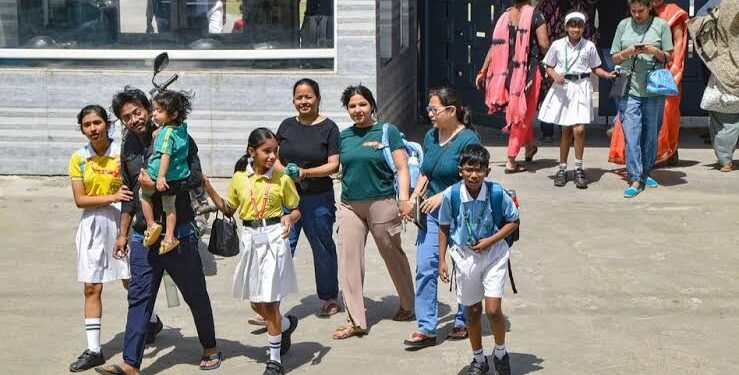 भीषण गर्मी को देखते हुए सरकार को बच्चों के स्कूलो की छुट्टी को बढाना चाहिए, कल से शुरू हो रहे जिले के स्कूल, बच्चों के स्वस्थ पर पड़ सकता है प्रतिकूल असर,