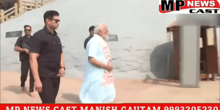 तमिलनाडु पीएम नरेंद्र मोदी ने कन्याकुमारी के विवेकानंद रॉक मेमोरियल में 45 घंटे की ध्यान साधना पूरी की, देखें VIDEO