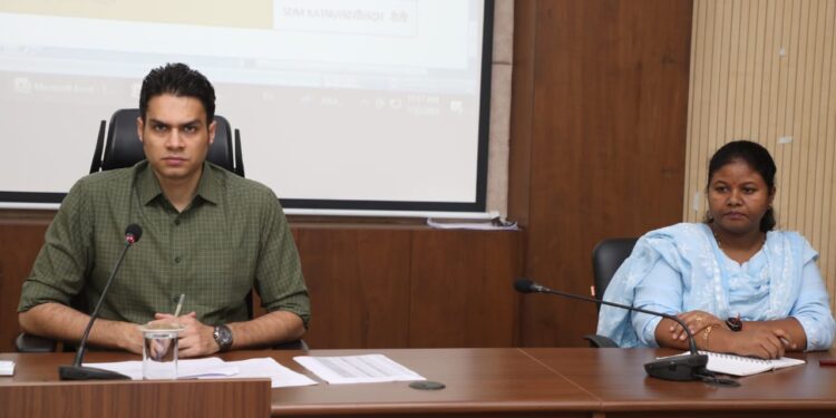 खनिज निरीक्षक अशोक मिश्रा को नोटिस जारी करनें के निर्देश कलेक्टर श्री प्रसाद ने दिए।