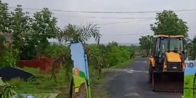 सिलौंडी के समीपवर्ती नेगाईं में प्राइवेट स्कूल का गेट आज प्रशासन ने अतिक्रमण नाम पर गिरा दिया जबकि उसके आसपास में भारी संख्या में दबंग लोगों ने लगभग 200 एकड़ भूमि पर कब्जा किया VIDEO