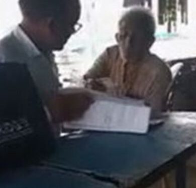 पटवारी का रिश्वत लेते Video वायरल देखिऐ