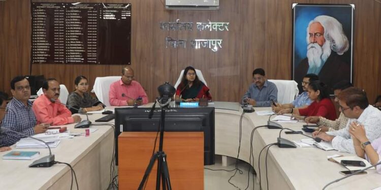 निजी एवं शासकीय विद्यालयों में लगे वाहनों की सघन जाँच करें- कलेक्टर सुश्री बाफना