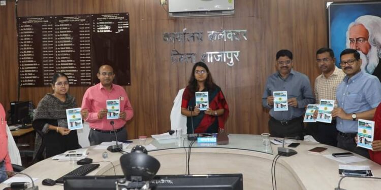 कलेक्टर सुश्री ऋजु बाफना ने आज बाढ़ आपदा प्रबंधन मानूसन वर्ष 2024-25 पुस्तिका का विमोचन किया