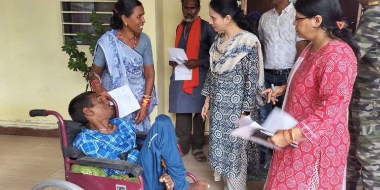 कलेक्टर डॉ. सलोनी सिडाना ने सामाजिक न्याय विभाग को आवेदकों की पात्रता का परीक्षण कर मौके पर ही दोनों आवेदको को व्हीलचेयर प्रदान करने के निर्देश दिए