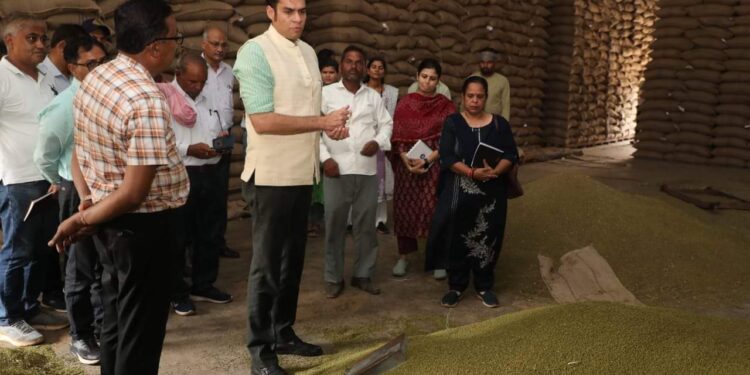 कलेक्टर श्री प्रसाद ने कुठला स्थित उर्वरक डबल लाक केन्द्र और मूंग उपार्जन केन्द्र का किया औचक निरीक्षण