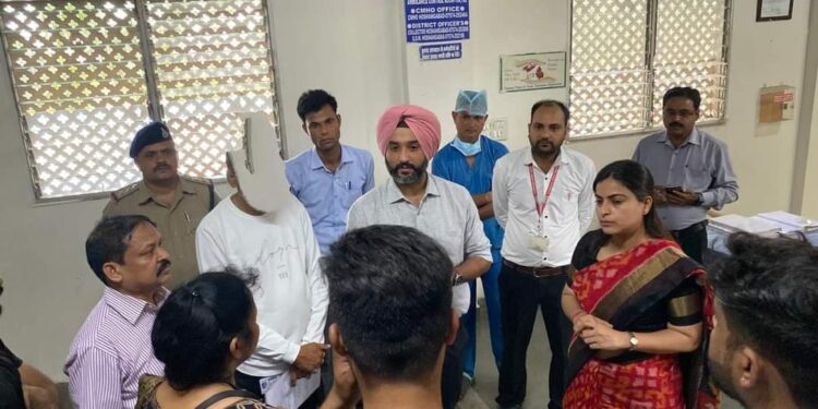 कलेक्टर नर्मदापुरम सोनिया मीना एवं पुलिस अधीक्षक डॉक्टर गुरकरन सिंह ने अस्पताल पहुंचकर घायलों का हाल-चाल लिया