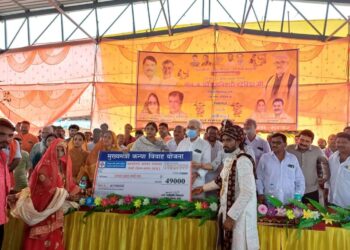 मुख्यमंत्री कन्यादान योजना में 221 जोड़ो का विवाह कार्यक्रम संपन्न  विधायक एवं जनपद अध्यक्ष ने नव विवाहितों को प्रतीकात्मक चेक एवं तुलसी का पौधा प्रदान किया