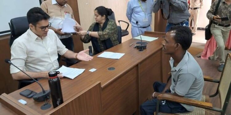 कलेक्ट्रेट में आयोजित जनसुनवाई में कलेक्टर श्री अवि प्रसाद आवेदकों की समस्याओं एवं शिकायतों को गंभीरता से समक्ष में सुन रहे