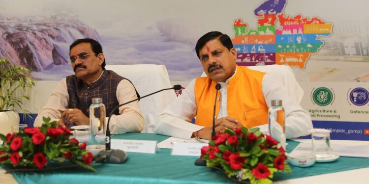 रीजनल इंडस्ट्री कॉन्क्लेव की तैयारियों की समीक्षा बैठक के बाद पत्रकारों से चर्चा करते मुख्यमंत्री डॉ मोहन यादव।VIDEO