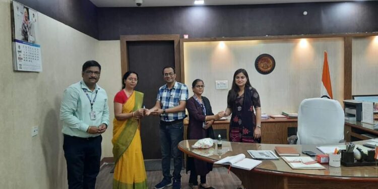 मलेरिया रोग नियंत्रण कार्यक्रम आज से प्रारंभ हुआ कार्यक्रम का शुभारंभ कलेक्टर सोनिया मीना को दवा खिलाकर किया गया।