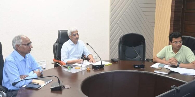 समय सीमा में राजस्व प्रकरणों का निराकरण सुनिश्चित करें – कलेक्टर श्री सक्सेना