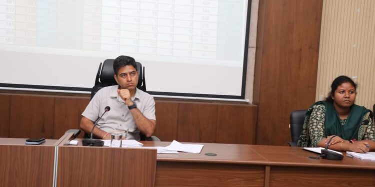 राजस्व अधिकारी प्रकरणों का निराकरण पूरी संवेदनशीलता और जवाबदेही से करें – कलेक्टर श्री यादव सीएम हेल्पलाइन की शिकायतों को अटेंड नहीं करने पर कटेगा वेतन कलेक्टर ने की राजस्व अधिकारियों की समीक्षा