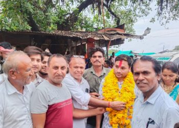 राज्य वन सेवा परीक्षा में 24 की रैंक पाने पर ग्रामीण और परिवार वालों ने किया स्वागत