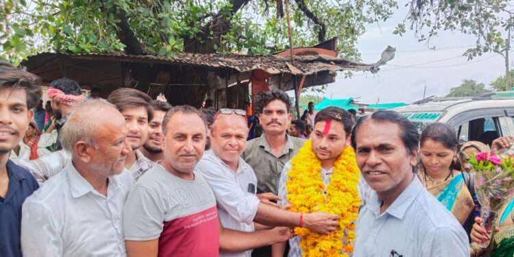 राज्य वन सेवा परीक्षा में 24 की रैंक पाने पर ग्रामीण और परिवार वालों ने किया स्वागत