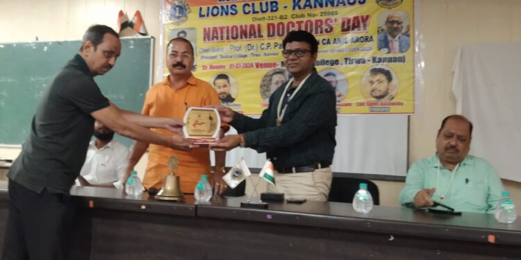 चिकित्सक सम्मान समारोह में मेडिकल प्राचार्य सहित डाक्टरों का सम्मान