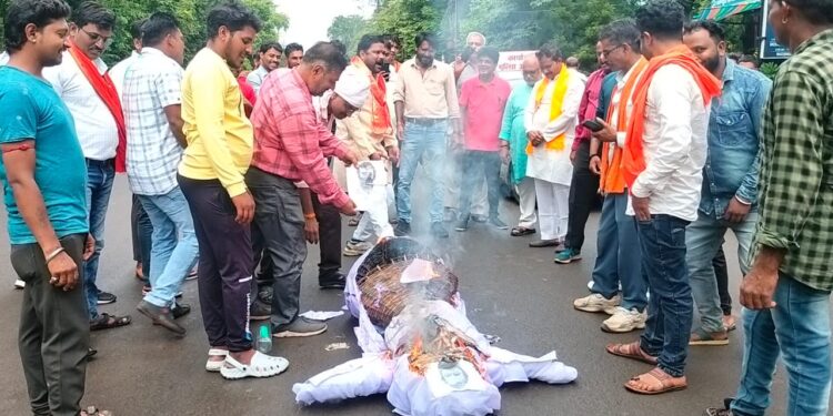 विश्व हिंदू परिषद,बजरंग दल द्वारा कांग्रेस सांसद राहुल गांधी का पुतला दहन किया गया: प्रखर राज शर्मा