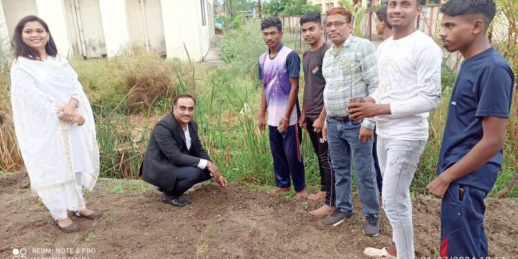 नालसा की अनुसूचित जनजाति के अधिकारों का संरक्षण और प्रवर्तन के लिए विधिक सेवा योजना विषय पर विधिक साक्षरता शिविर का हुआ आयोजन,वृहद वृक्षारोपण अभियान के अंतर्गत वृक्षारोपण कार्यक्रम हुआ संपन्न