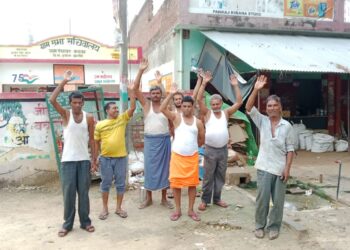 दारू पीकर बार-बार युवक गांव की केविलें काट देता है ग्रामीणों ने परेशान होकर किया विरोध प्रदर्शन