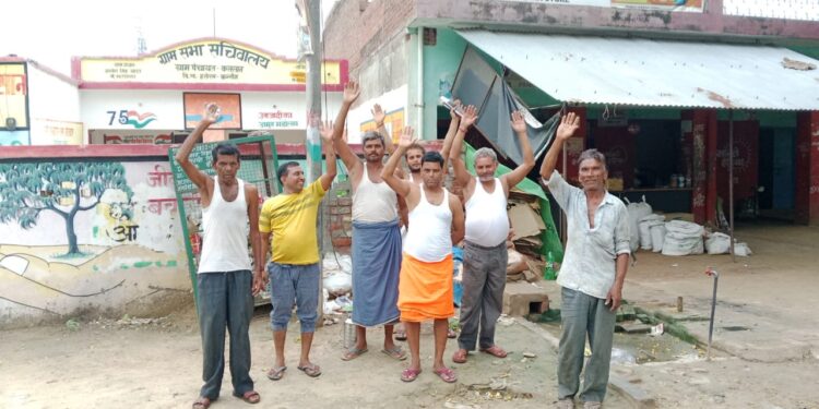 दारू पीकर बार-बार युवक गांव की केविलें काट देता है ग्रामीणों ने परेशान होकर किया विरोध प्रदर्शन
