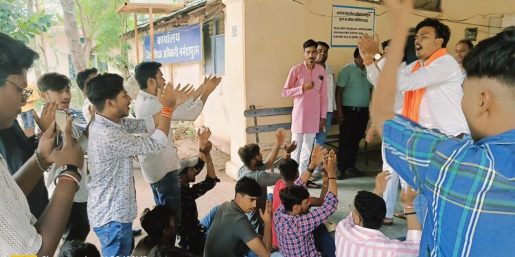 शिक्षा माफियाओ के खिलाफ कार्यवाही नहीं करने को लेकर विद्यार्थी परिषद ने डीईओ कार्यालय में की नारेबाजी..!एबीवीपी जिला संयोजक के नेतृत्व में सौपा ज्ञापन,सात दिवस में कार्यवाही की दी चेतावनी.. वीडियो