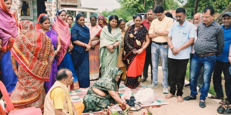 रामकृष्ण परमहंस वार्ड को मिली 10 लाख के लागत से बनने वाली की सीसी रोड और नाली की सौगात, महापौर प्रीती संजीव सूरी ने वार्ड के वरिष्ठ नागरिक से कराया भूमि पूजन