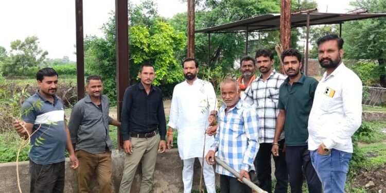 एक पेड़ माँ के नाम/हरा-भरा कालापीपल के तहत ग्राम हड़लाय खुर्द 130 पौधे रोपे…।
