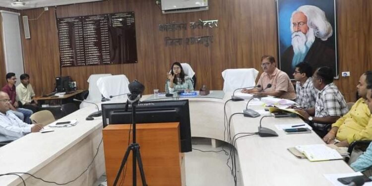 विद्युत वितरण कंपनी का अमला आमजनों की शिकायतों को गंभीरता से लें-कलेक्टर सुश्री बाफना  ऊर्जा विभाग की समीक्षा में कलेक्टर ने निर्देश दिये