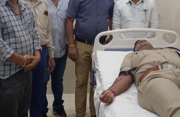 एसडीओपी पराग सैनी ने अस्पताल पहुंचकर जरूरतमंद महिला के लिए किया रक्तदान,ब्लड हेल्पलाइन अध्यक्ष को अस्पताल से महिला ने अर्जेंट ब्लड जरूरत की दी थी सूचना…