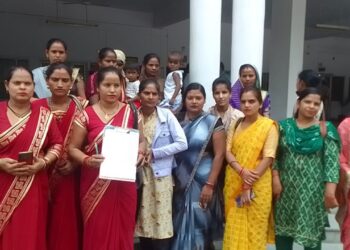 बी. सी. सखी बहनो ने मुख्यमंत्री को सम्बोधित ज्ञापन जिलाधिकारी को सौंपा