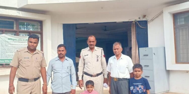 **चार साल के बच्चे को पुलिस ने मिलाया परिजन से, खुशी से झूम उठे परिजन**
